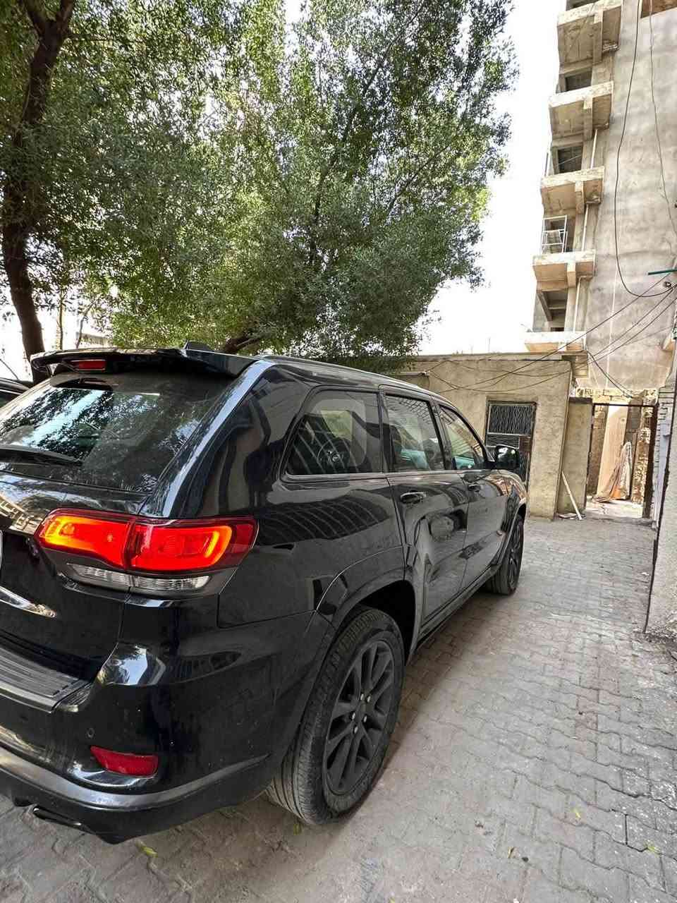 للبيع جيب جراند شيروكي
الموديل:2018
الفئة: موصفات الوفر لاند 

رقم: بغداد
الممشى:68 كم فقط

:
- 

- بحالة ممتازة وجاهزة للاستخدام

المواصفات:

- محرك قوي مع ناقل حركة أوتوماتيكي
- نظام دفع رباعي
- سقف بانوراما
- مقاعد جلد فاخرة
- مقاعد كهربائية مع خزن ميموري
- مقاعد أمامية تبريد وتدفئة
- تدفئة للمقود
- شاشة معلومات وترفيه كبيرة
- شاشة عدادات رقمية
- نظام ملاحة
- كاميرا 360 درجة
- كاميرا خلفية
- حساسات أمامية وخلفية
- رادار أمامي
- نظام المحافظة على المسار
- نظام مراقبة النقطة العمياء
- مثبت سرعة ذكي
- تشغيل ودخول ذكي بالبصمة
- تشغيل عن بعد
- صندوق خلفي كهربائي
- نظام صوت فاخر
- إضاءة LED أمامية وخلفية
- أوضاع قيادة متعددة
- جنوط رياضية
واكو بعد هواي موصفات 
رقم الهاتف:***********
