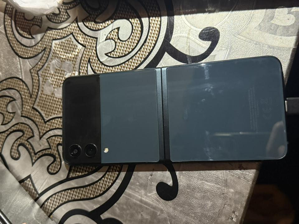 سلام عليكم اخوان للبيع سامسونج زت فلب ٣ التلفون اخذته اول منزل طلب مسبق جان جهاز نضيف وزلغه مابي بس قبل فتره طلع هذه الخط بالشاشه وبقه بي مصلحته ويا شاحنه كامله ممستعمله + كفرات اصليه كلهن من امزون السعر ٢٠٠ الف وبي مجال مكاني بغداد زيونه


**إذا كنت صاحب هذا الإعلان وتريد حذفه لأي سبب، رجاءا أرسل رسالة إلى الدعم الفني**