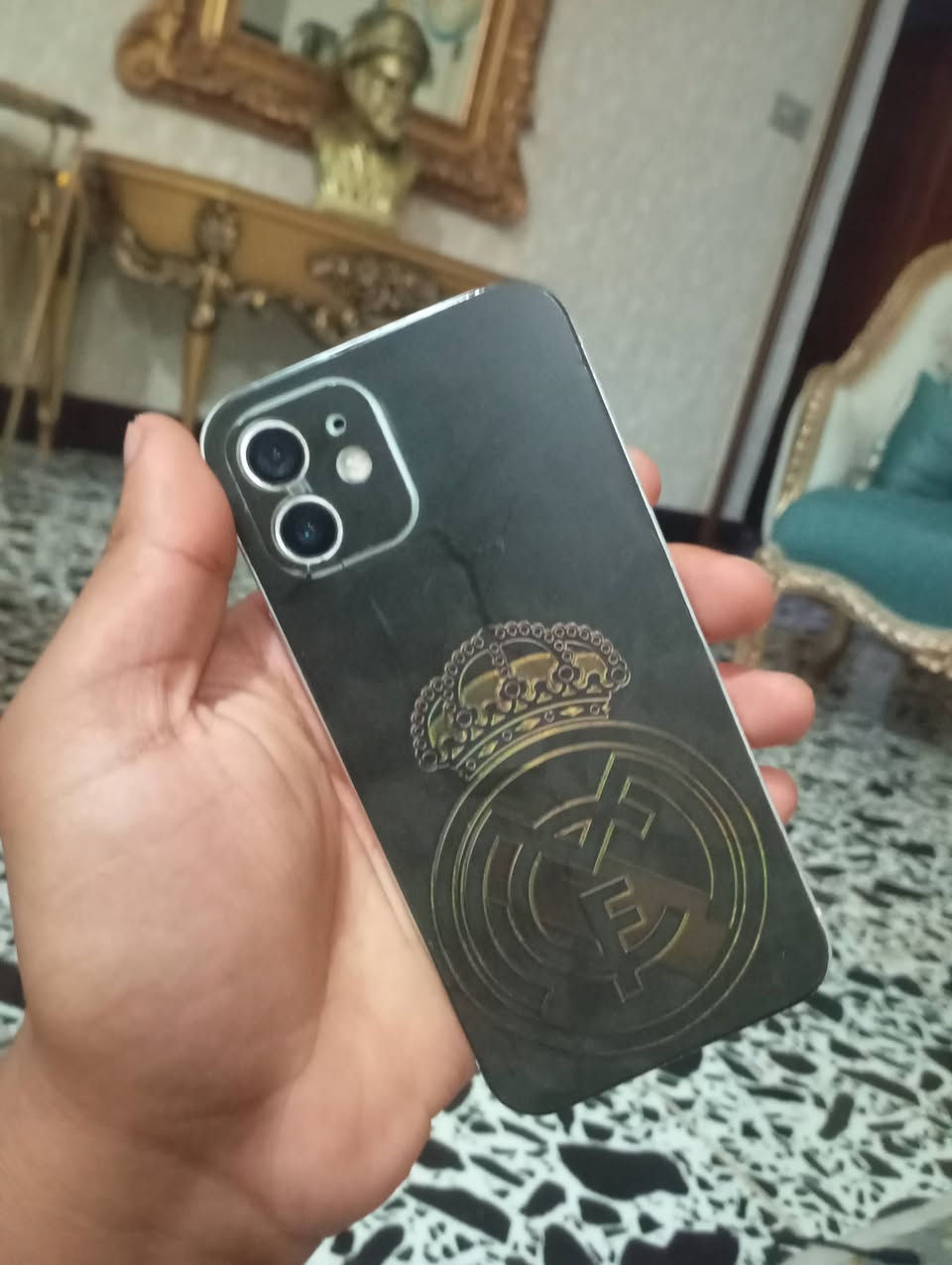 ايفون 12 عادي
ذاكره 128

بطاريه 100

شاشه ستبدال وكاله

فيس ايدي شغال 

الجهاز ضهره بي كسر بس مغلف تغليف 

السعر. 225 بي مجال بسيط

***********

جماعت ال150 لتراسل
