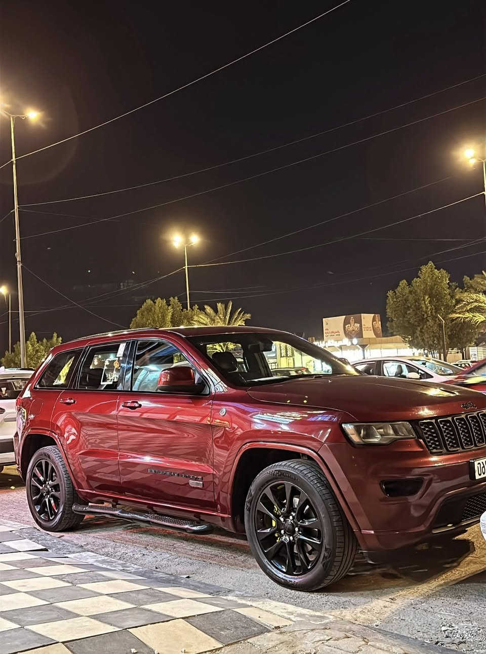 جيب كراند شيروكي بلاك توب كرزي مديل 2018  باسمي ماشيه 130 الف مايل  تنباع بالاقساط اذا مقدمه 130 والباقي حسب الاتفاق  الأمامية كهربائية . 
* صفي المقاعد الأمامية مع تبريد وتدفئة . 
* صف المقاعد الخلفية مع تدفئة . 
* انظمة القيادة على حلبات السباق . 
* نقطة عمياء .
* ويل سومت بلاد قياس 20 انج .
* مقود السائق من الجلد  .
* مقود السائق كهربائي . 
* تدفئة ستيرن .  .
* شاشه كبيرة مع نفكيشن GPS . . 
* المصابيح الأمامية مع LED لايت . 
* كشافات ضباب بروجكتر زنون . 
* سقف المقصورة مغلف بالشاموا . 
* تشغيل عن بعد .
* صندوق كهربائي .
* حساسات أمامية . 
* حساسات خلفية .
* كاميرا خلفية .
* بخاخ ماء لتنظيف المصابيح الامامية .
* مرايا متحسسه للضوء العالي . 
* مرايا جانبية قابلة للطي . 
* بلوتوث تلفون . 
* محدد سرعة . 
* نظام بريك اوتماتيكي ( Auto Break System ) .
*نظام صوت هارمن كاردون
محرك هيميً

ملاحضه/ محرك مستحق بس بشرط لاخربطه ولاكلوب مشتغل بلسياره حته جيك مامشتغل 
مكانها نجف  سعر مناسب سياره جديده كلش 
***********
