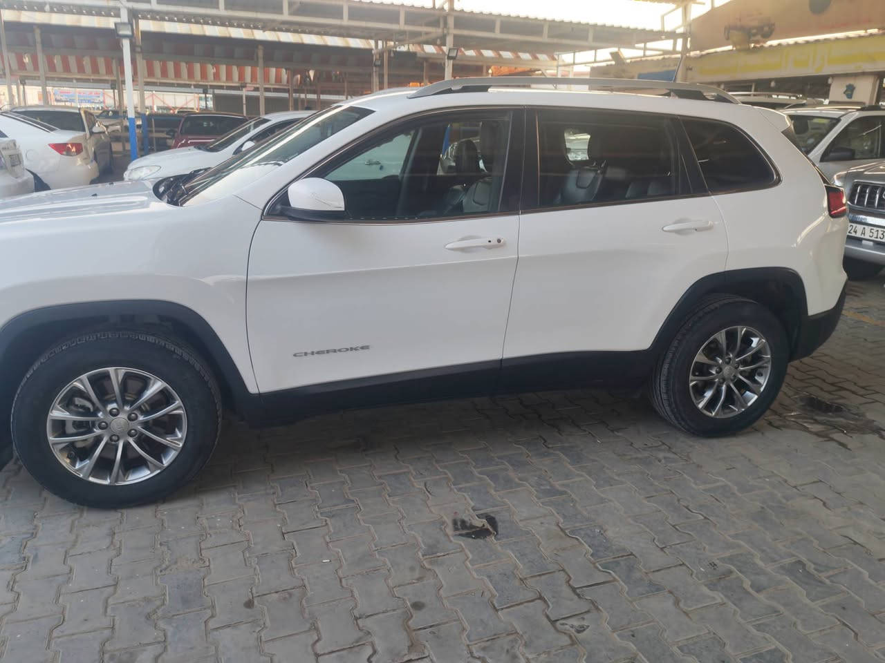 جيب شيروكي 2019  رقم بغداد مكانها النجف للبيع 130 ماشيه١٤٥m  و السياره جانت عند بنيه  للتفاصيل تبريد مكينه بس الحداديه 50 بالميه
رقم الهاتف *********** حسين
