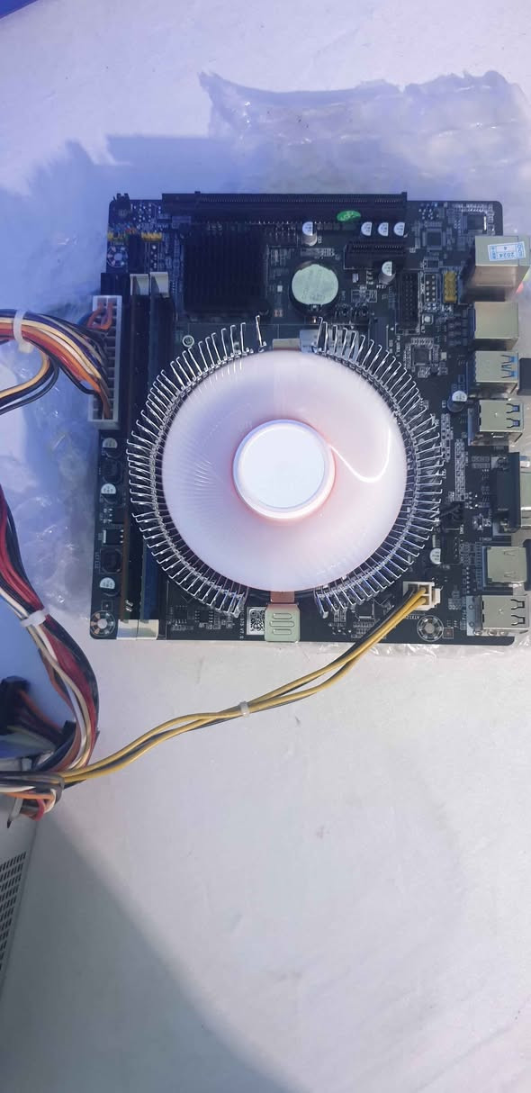 المواصفات:

​المعالـــج: Intel Core i5 (الجيل الثالث).

​الرامـــــات: 8GB.

​اللوحة الأم: مذربورد كاملة ومستقرة، تدعم توسيع الأداء.

​المنافذ: 

​منفذ M.2 لسرعة التخزين.

​منفذ مخصص لكرت الشاشة (PCIe) لإضافة كرت شاشة حسب رغبتك.

​منافذ USB 3.0 سريعة لنقل البيانات.

​مميزات القطعة:

​أداء ممتاز في المهام اليومية والألعاب الخفيفة (عند إضافة كرت شاشة مناسب).

​نظيفة جداً وبحالة تشغيلية ممتازة (كما موضح في الصور المرفقة).

​خيار اقتصادي لمن يبحث عن جهاز عملي بأقل التكاليف.

​السعر: [65الف وبي مجال للطيبين ]

للتواصل والاستفسار: [0781118557 ] ناصرية, ذي قار


**إذا كنت صاحب هذا الإعلان وتريد حذفه لأي سبب، رجاءا أرسل رسالة إلى الدعم الفني**