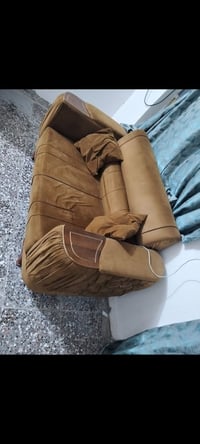 تخم ١٢ مقعد توصا يعني يجي ثنين كبار وحده صغيره ٤ و كراسي مستعمل ٣ اشهر...