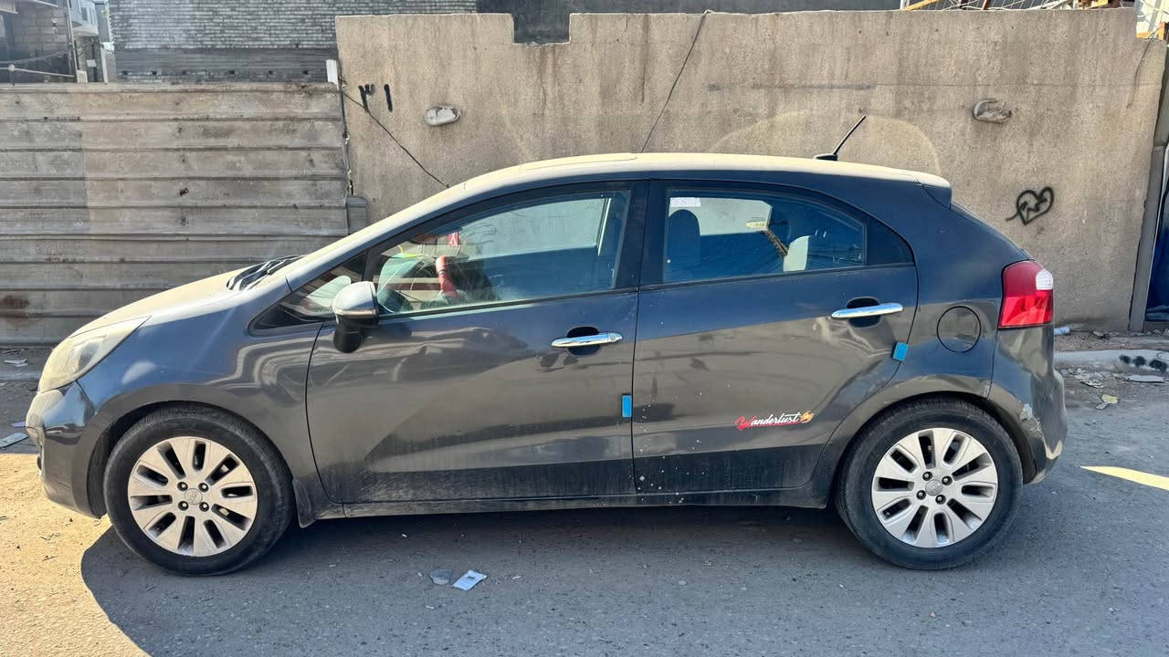 السلام عليكم كيا ريو موديل2012
فتحه سقف  شاشه كامره  
تدفئه تبريد كشنات  
مكينه 1600 
وارد امريكي  الجنطه والجاملغات الخلفيه 
رقم اربيل الدولي هزه ورقم وسنويه جديد 
ابو السنويه هنا بغداد 
السعر 75 وبيها مجال مراوس او بيع 
مكاني بغداد السيديه 
*********** بغداد, العراق
