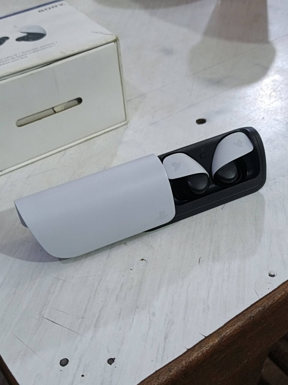 سماعات بلي فايف ايربود
السماعات شخط واحد مابيهن صوتهن كلش واضح 
بس كارتونتهن تعبانه وغراضهن كاملات 
سعره 130 الف للتواصل واتساب ***********
