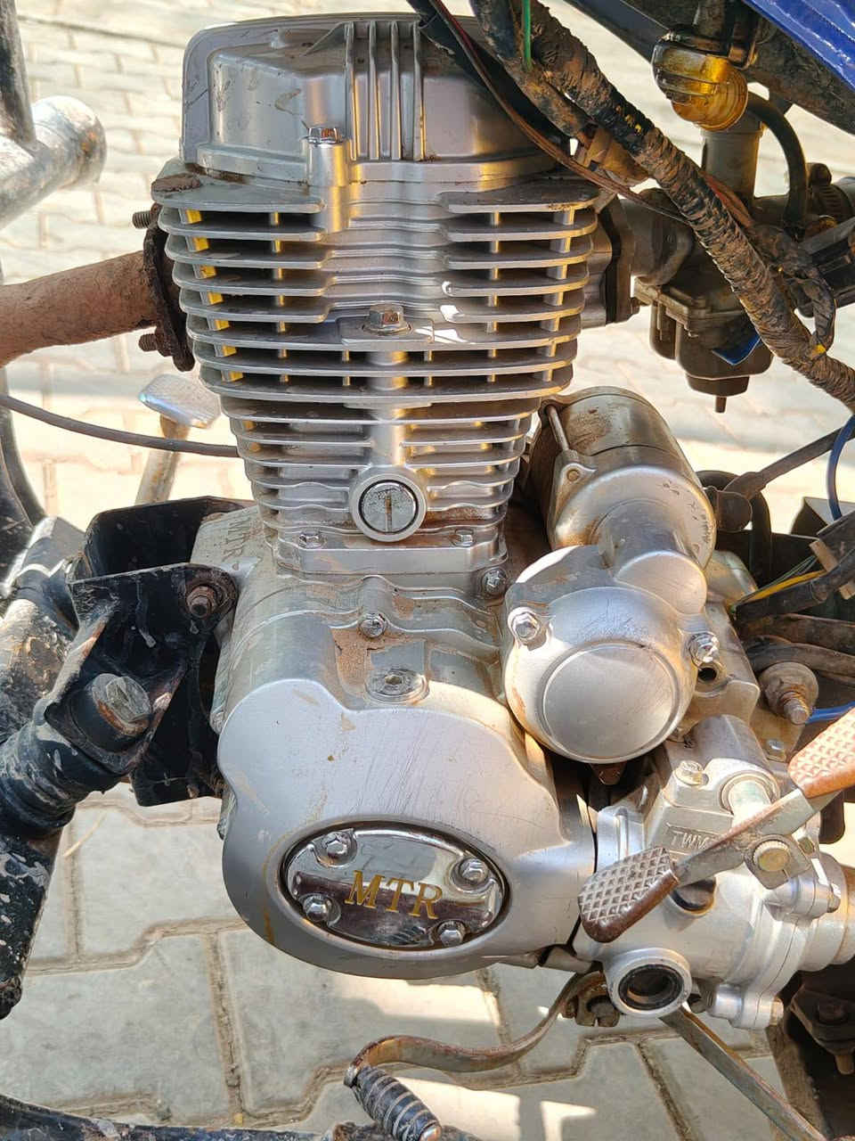 السلام عليكم ستوته امتيار البيع اوراق وبيه محرك 25  ما مفتوح بيه برقي السعر، 700 بيه مجال المكان واسط قضاء الحي الرقم ***********
