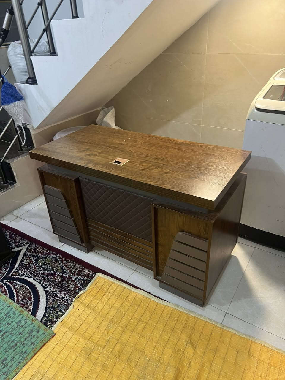 للبيع ميز مكتب نظيف وجديد سعره 150 الف  مكاني بغداد الغزالية الهياكل الاستفسار ***********
