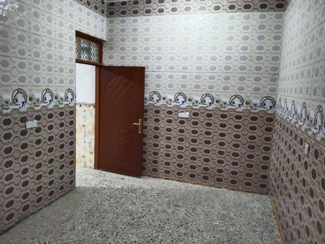 مشتمل للبيع مساحته  100متر  نظيف 
الدار فارغ
يحتوي على غرفة نوم وهول ومطبخ واستقبال 
وصحيات داخلية وخارجية وگراچ
⬅️مبني من البلوك 
⬅️السقف صب كونكريت 
⬅️الأرضية والجدران سيراميك 
⬅️نوع العقار طابو زراعي 
⬅️مرقم من قبل البلدية 
السعر/35مليون وقابل للتفاوض 
♦️عنوان العقار♦️
محافظة واسط 
الكوت حي الحكيم الاولى  
شارع افران الهادي 
يبعد عن طريق العمارة 100متر 

          $$$$$$$$$$$$$$$$$$$$$
للاستفسار الاتصال:
‏‪***********‬‏
