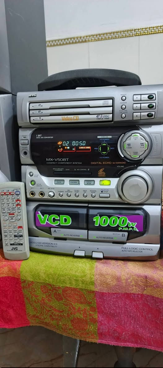 السلام عليكم .
سيستم ياباني اصلي تحفة من شركة JVC موديل MX-V508T ..النظافة ممتازة .
 سماعاته خشب الاصلية للجهاز . ملحقاته ريموت تحكم وفيشة اواكس و بلوتوث خارجي .
جهاز بلادي ما مصلح نهائيا و شغال بالكامل 
فقط الكاسيتين ميشتغلن يحتاجن قوايش . المواصفات :
مشغل ٣ اقراص  CD وMP3 يعرض صورة و صوت عالشاشة .
دبل كاسيت مسجل . يحتاجن قوايش .
 ادخال اواكس مضخم لربط النقال او الشاشة او اي جهاز اخر و ربط بلوتوث خارجي عالاواكس .
راديو باحث AM + FM .مع خزن قنوات مفضلة 
٢ ادخال لربط لاقط مايكرفون مع تحكم بالصوت 
مع تحكم كامل بالصوت من ايكولايزر و ساوروند و سوبووفر البيز مع خاصية البيز المضاعف 
ACTIVE BASS 
طبعا شغل الجهاز وصوته راقي جدا  من قوة صوت و وضوح و بيز ممتاز  .
زوج السماعات الفوق تباع لوحدهم بسعر ٥٠ الف الجهاز مع سماعاته لوحدهم سعره  ١٠٠ الف نهايته من الاخير اخوان .
اي استفسار والمراسلة عالخاص رجاءا او الرقم
*********** البصرة .موجود توصيل شركة .
