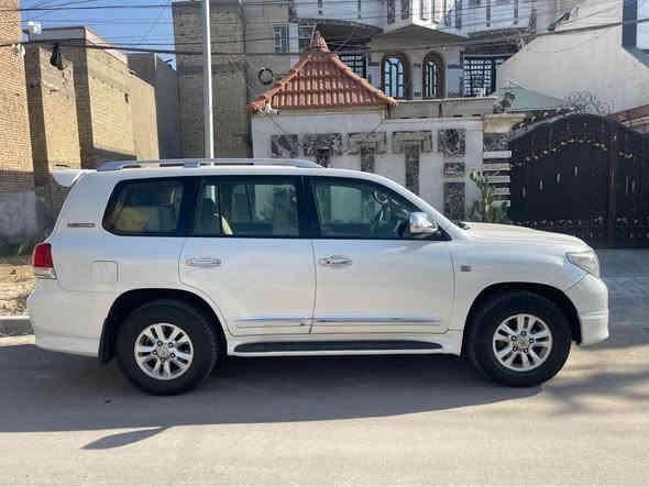 سلام عليكم للبيع تويوتا لاندكروز 2010 (6)V سلندر 4000 رقم بغداد بسمي شرط التحويل سيارة مكفولة كفالة عامة بيها بارد اربع اصابع فتحة بصمة مثبت سرعة جام اوتو السعر 317 وبيها مجال بسيط عنوان بغداد *********** بغداد
