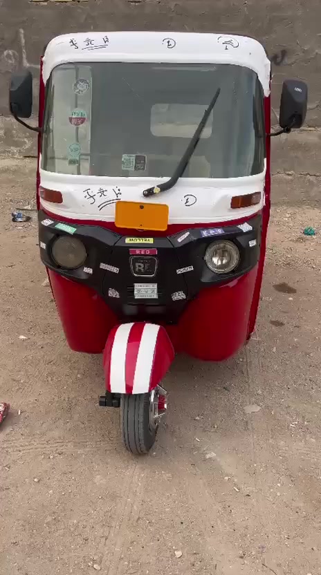 السلام عليكم تكتك موديل 2018 الشهر العاشر اوراق كامله الترقيم صبغه عام جماليه ماكينه تجفيد شركه كهربائيات شغاله كامله للاخير الف ما تصرف عليها***********//***********
