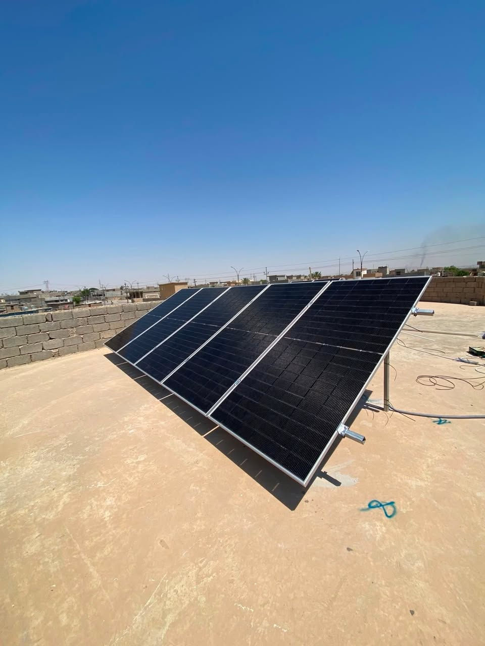 🌞 شركة المجد للطاقة الشمسية – تنصيب جديد في بيجي (شارع 30) ⚡

بفضل الله، تم تنصيب منظومة شمسية متكاملة للأخ صالح حماد أحمد في بيجي – شارع 30، لتوفير كهرباء مستقرة وقوية على مدار الساعة.

🔧 تفاصيل المنظومة:

· الألواح: 7 ألواح جينكو (Jinko) قدرة 630 واط لكل لوح – إجمالي توليد 4410 واط، كفاءة عالمية وجودة ممتازة.
· البطارية: بطارية 15 كيلو فلستي – سعة تخزين قوية لاستمرارية الكهرباء لساعات طويلة ليلاً.
· الانفرتر: انفرتر 6 كيلو فلستي (6kVA) – كفاءة ممتازة ومناسب للأحمال المتوسطة والثقيلة.

💡 النتيجة:
كهرباء ثابتة نهاراً وليلاً بدون انقطاع.

💰 طرق الدفع:
🔸 نقداً
🔸 بالتقسيط المريح

---

📞 للاستفسار والحجز (خدمة جميع المحافظات):

📍 الفرع الأول – صلاح الدين (الشرقاط – أسديرة عليا)
👤 إدارة: عمر البوحسيب – 📱 ***********

📍 الفرع الثاني – بغداد (المنصور – الداوودي – قرب مطعم الساعة)
👤 إدارة: حذيفة الجبوري – 📱 ***********

شركة المجد للطاقة الشمسية.. شمس لا تغيب عن بيتك
