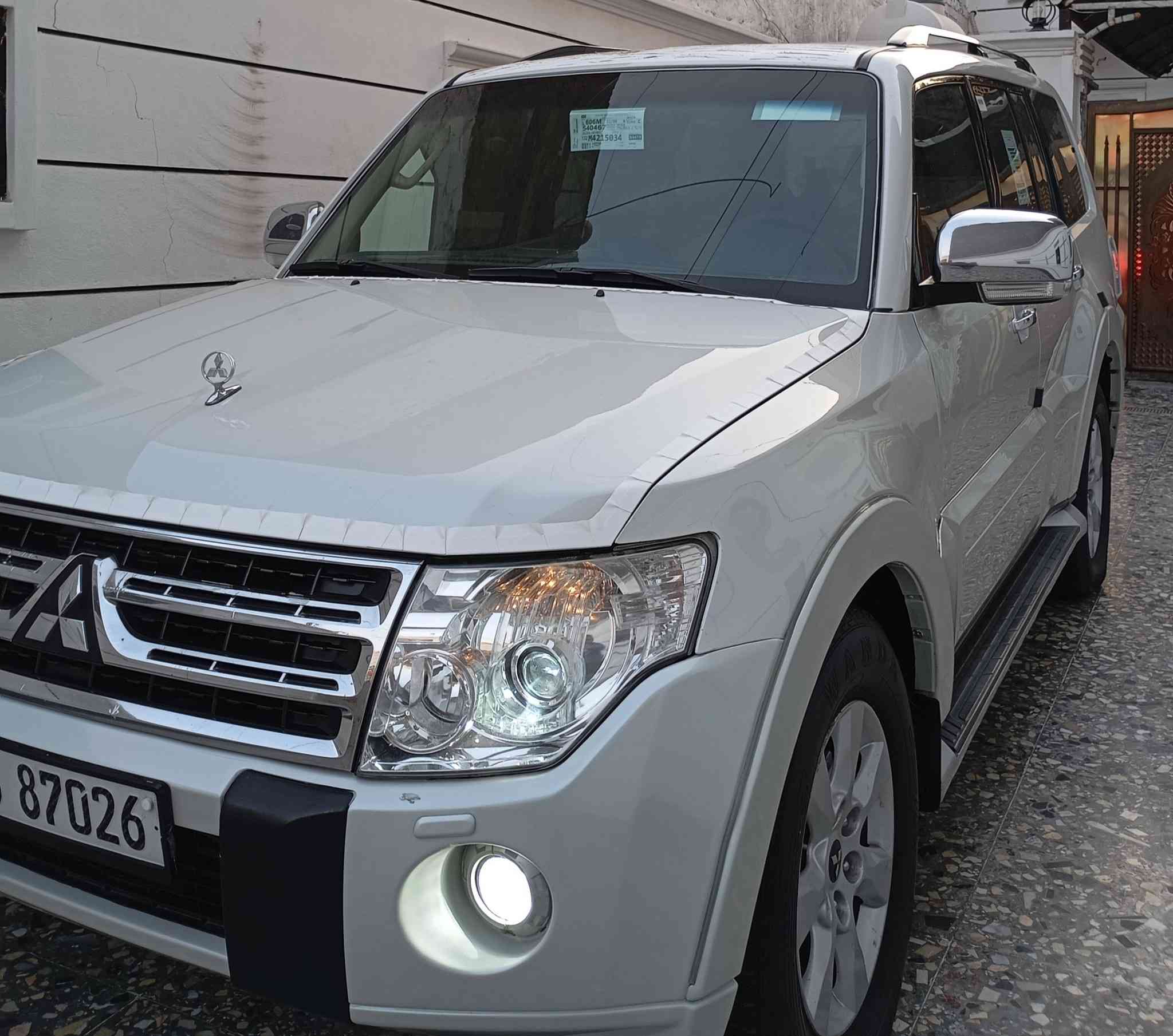 السلام عليكم باجيرو 2010 حبتور فول مواصفات 1/1 ماشيه 97 الف حقيقي ع فحص كفاله من الضربه والصبغ والتبديل جديده وجاهزه بوضع الشركة مواصفات فتحه سقف كراسي جلد و كهرباء دمام خلفي 7 راكب 3 قطع تبريد محرك 3500 المرغوب زراك لايت فور ويل مري شفط و اشاير لد نهاري  كامره دواره تحكمات داخل بيجي و صاج 12 سماعة رقم بغداد دولي المكان بغداد السعررررررر..137الهاتف ...***********...
