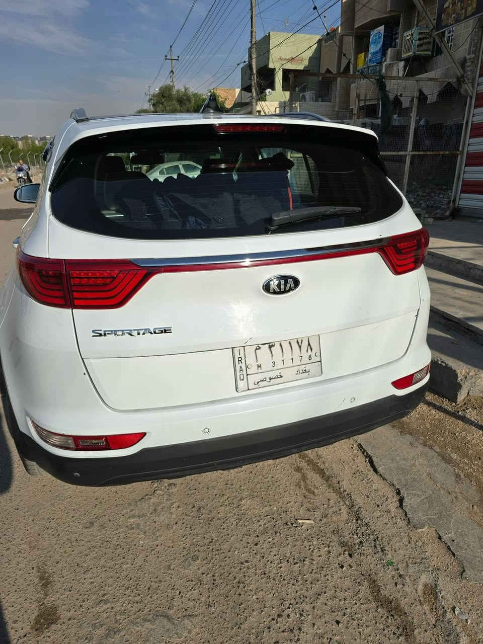 سبورتج 2017 رقم بغداد مشروع وطني
خليجيه بدون ضربه فقط طخه بسيطه بالباب الخلفي موضحه بالصور السياره نضيفه كلش جيتي فول مواصفات 
بصمة 
جلد 
كراسي كهرباء 
زراكات 
بانوراما 
شفط 
ترحيب 
جنطه كهربائيه 
مكينه 2000
شاشه 
كروز 
تحكم 
3 سرعات 
وبعد هواي مواصفات 
ماشيه 140 K
العنوان الكرخ 
***********
***********
