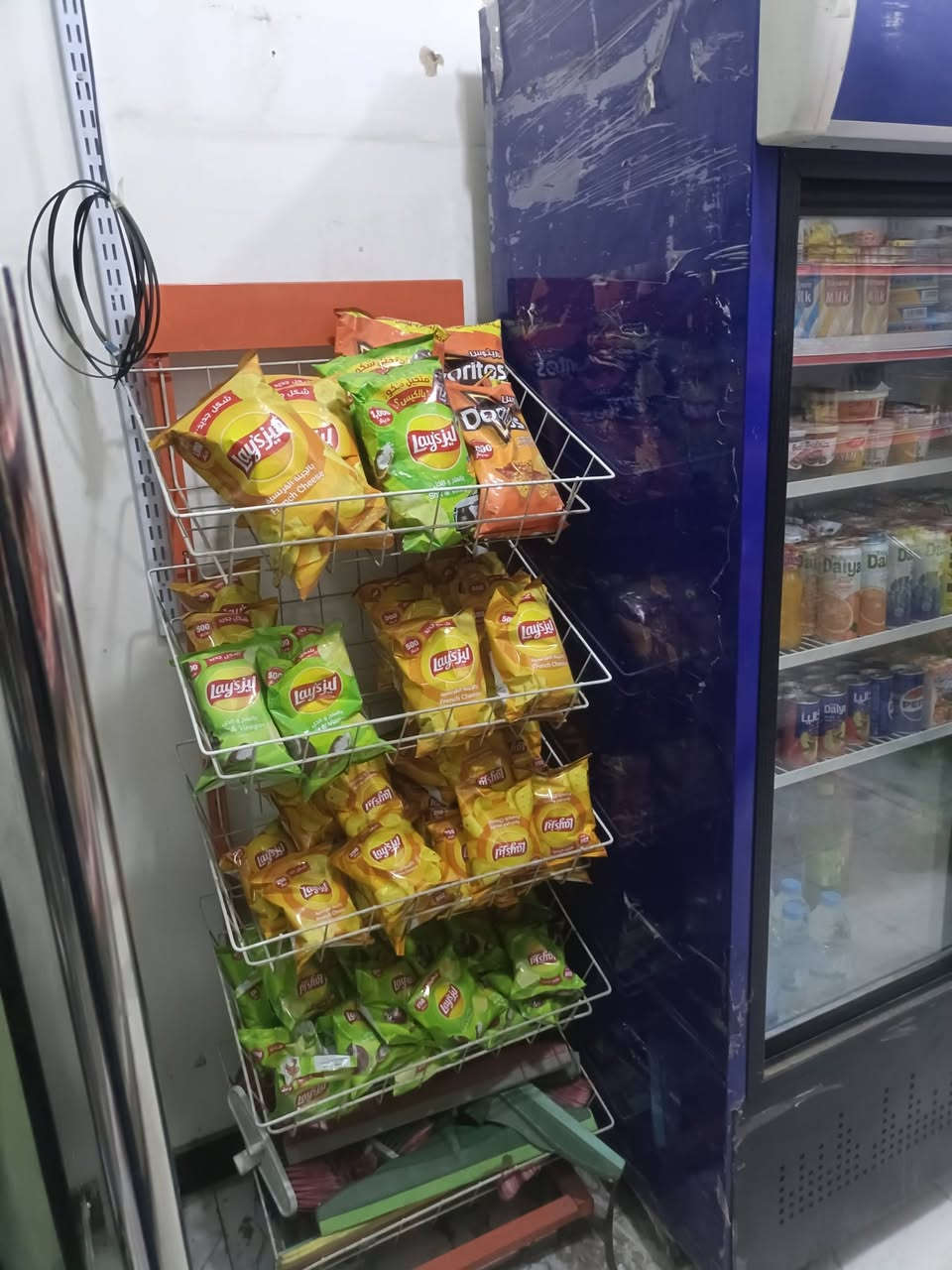 عارضة عمودية تبريد بابتين و عارضة بطحيه تجميد مع رفوف مع ميز استخدام قليل جدا للاستفسار الاتصال على الرقم ***********
