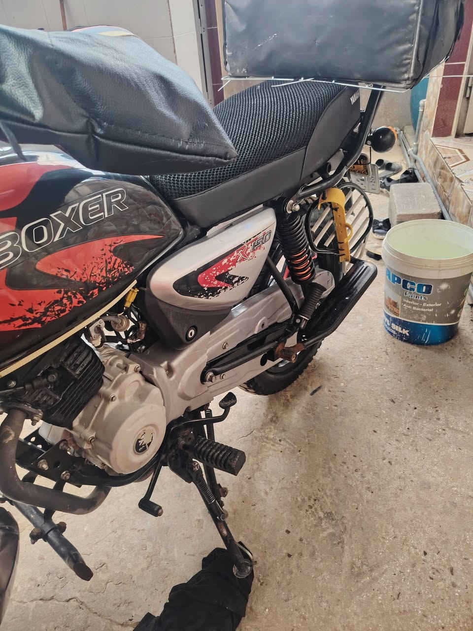 السلام عليكم دراجه بوكسر موديل ٢٣ مرقم بغداد انكليزي للبيع دراجه كامله اي نقص مابيه تراي وين متريد انطيك بيه السعر مليونين و500 وبيه مجال حق الجيه العنوان هيت ***********
