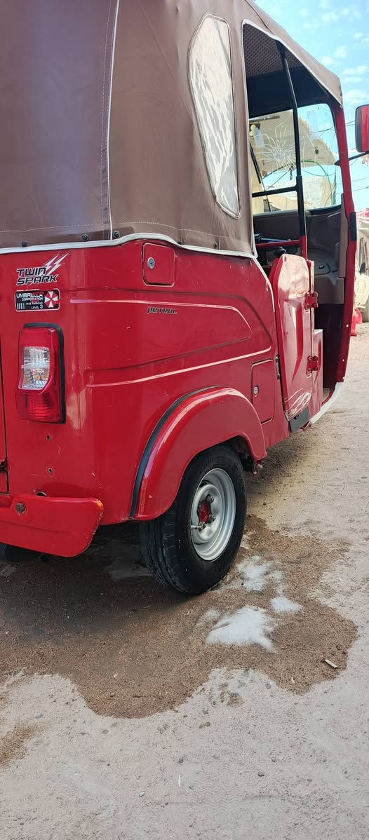 سلام عليكم تكتك للبيع رقم بصره محرك كفاله بس زنجيل وكلجات تكتك حلوه مكاني بصره ***********
