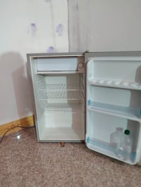 ثلاجة حجم صغير للبيع نظيفة للاستفسار الاتصال على الرقم 07700150321