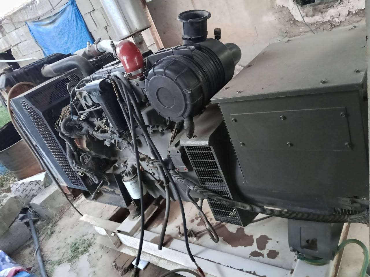 ​⚡️ مولد بيركنز انكليزي  بقوة 100 Kve ⚡️
للبيع مولد كهربائي مميز وبحالة ممتازة واعتمادية المحرك الإنجليزي
​📌 أهم المواصفات:
​القدرة: 100 kVA (قدرة مستمرة) وتصل إلى 110 kVA (حد أقصى).
​المحرك: بيركنز الأصلي (Perkins) موديل 1104C-44TAG2.
​التردد والسرعة: 50 هرتز / 1500 دورة في الدقيقة (متوافق تماماً مع النظام الكهربائي المحلي).
​
​✨ مميزات المولد:
​مجهز بمنظم جهد تلقائي (AVR R250) لضمان استقرار التيار وحماية الأجهزة الكهربائية.
​الاستفسار : ***********
