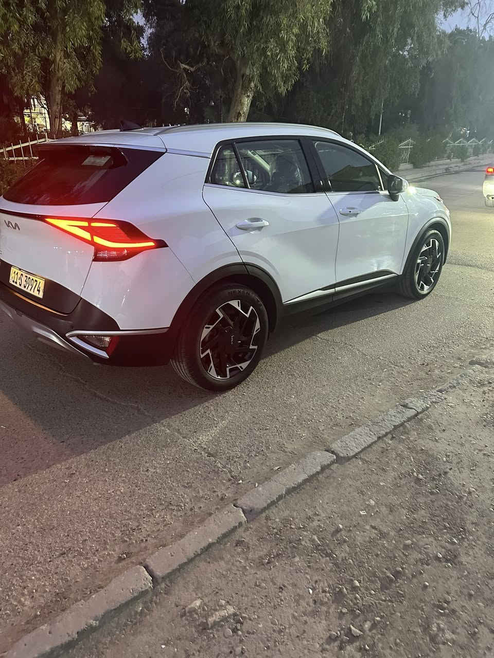 السلام عليكم سبورتج للبيع موديل 23 خليجي كفالة عامة مواصفات بصمة  تشغيل ع بعد بصمة ابواب مري شفط اشاير مري لد امامي خلفي بعد هواي مواصفات السيارة ماشية 28 تحويل مباشر موبايل ***********      أو *********** عنوان بغداد السعر 210 ويها مجال بسيط
