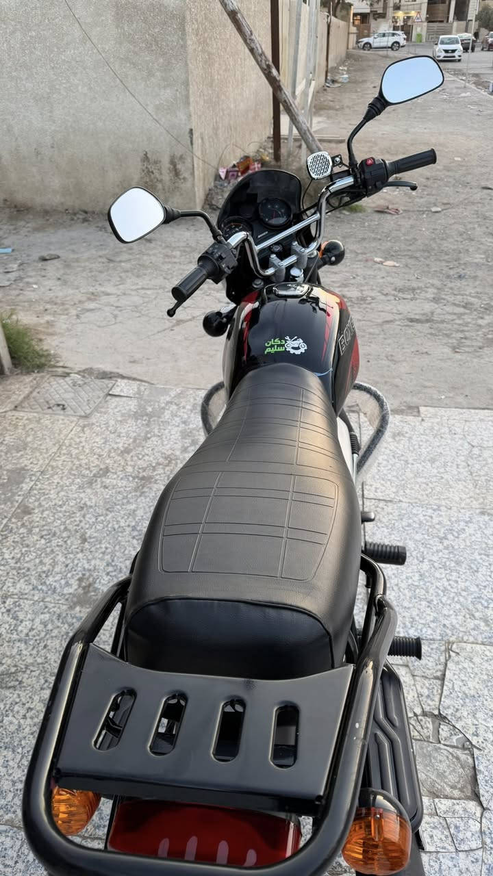 السلام عليكم دراجه بوكسر موديل 2025  زيرو بعدهه ماشيه 1000 فقط  نضيفه بشكل للبيع رقمي لاستفسار *********** العنوان بغداد الدوره
