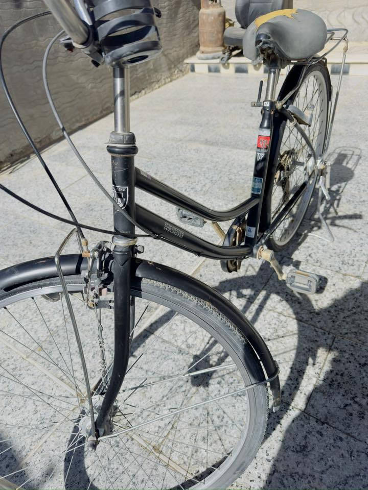 السلام عليكم باسكل حجم 27 گير عقرب و حساس ابيض نظيف متروك صار فتره جبيره يحتاج بس يده مال گير وچوب امامي مكاني بابل المركز السعر ٧٥ وبي مجال 
***********
