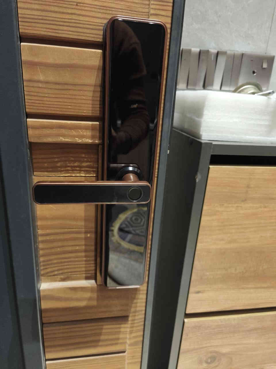 #ب150الف دينار عراقي 

#القفل الذكي للابواب القاصة  والحديد والأبواب الحصينة 🔐

#طرق الفتح 

1.بصمة اصبع عدد (100)

2.كلمة المرور عدد (100)

3.بطاقه مرور عدد(2)

4.مفتاح مكيانيكي عدد (2)

5.تطبيق هاتف  TTLOCK فتح عن بعد 

✅مميزات القفل 

#مصنع من سبائك الالمنيوم الغير قابله للكسر او الاختراق

#كوالتي ممتاز مؤمن غير قابل للاختراق

*محاولة اي شخص بالدخول يرسل اشعارات الى الهاتف في الوقت والتاريخ

*يتميز بسرعة الاستشعار  0.5 في الثانيه

*متوفر باللون الاسود 

*امدادات الطاقة/ بطاريات نوع  AAAA 

*ضمان لمدة سنة واحدة

الاستفسار الاتصال على الرقم 📞[***********]

او زيارة احد فروع الشركة 📍

📌الفرع الرئيسي / حلة _ شارع 40
