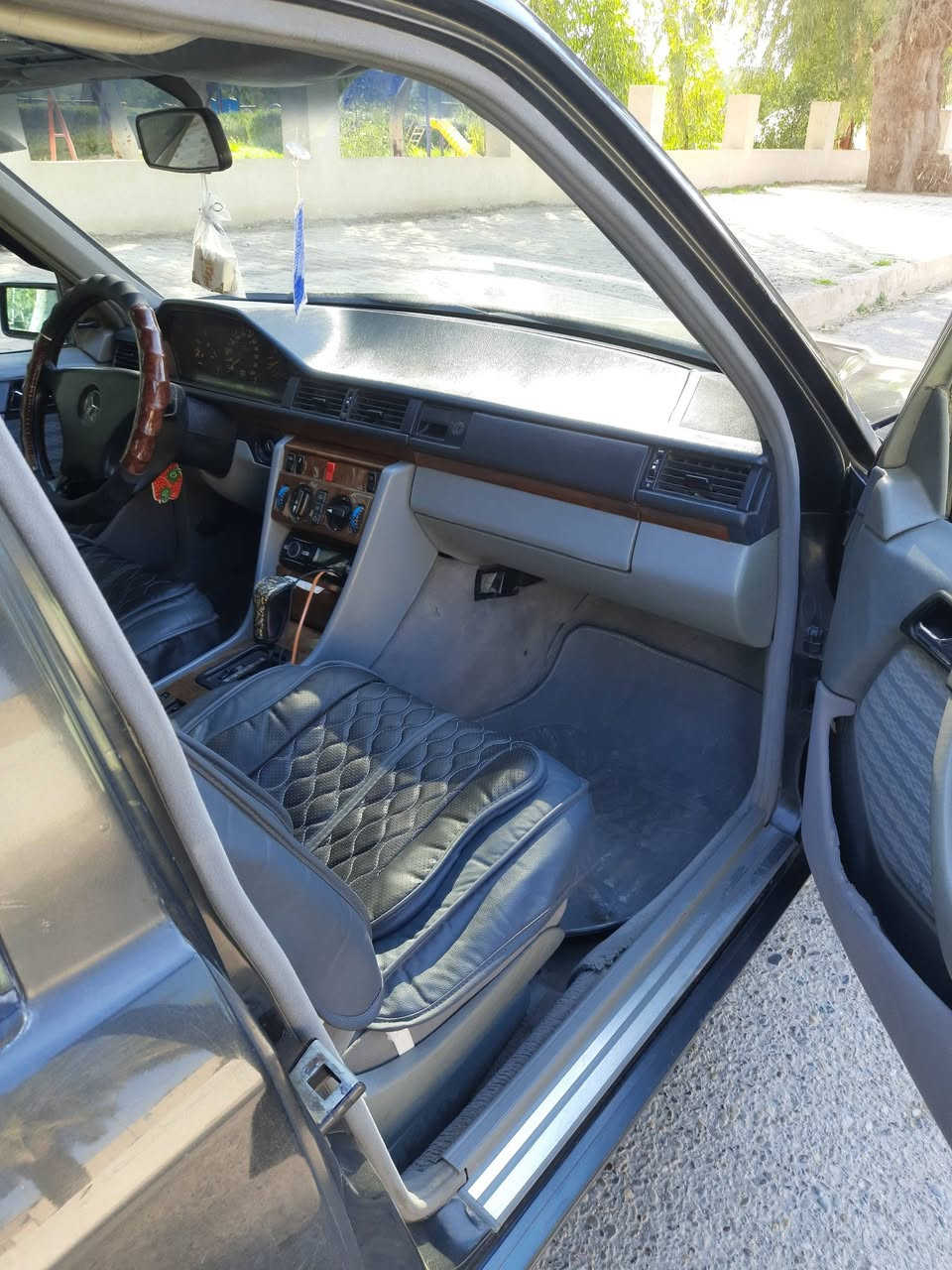 مارسدس موديل 1991بلاد سنوية جديدة 2031هزة جديده تخم تاير تدفة وتبريد سيارة حلوة بدون دواخل بدون خياس قواعد بدل بلادية حدادية جديدة مكينة بطة شرط كير ومكينة وشرط تحويل مكاني ديالى شهربان رقم ***********
