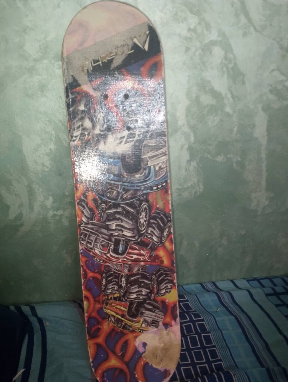 سكيت بورد للبيع مستعمل قليل تركي طوله تقريبا من 60_70 سم
السعر 25 وبيه مجال 

و عجلات سليمه ابد ما بيه شي وكلشي بيه تمام
لل تواصل واتساب ***********
