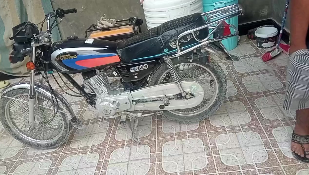 الشرح بالفيديو شباب مستعجل ع بيعتها دراجه لوك جديده ماعايزه اي شي بس لن مطر وطين الشوارع ماغاسلها اني مكاني نجف كوفه الي يريد يتصل ويدلل السعر 800او بيها مجال ادللو ***********
