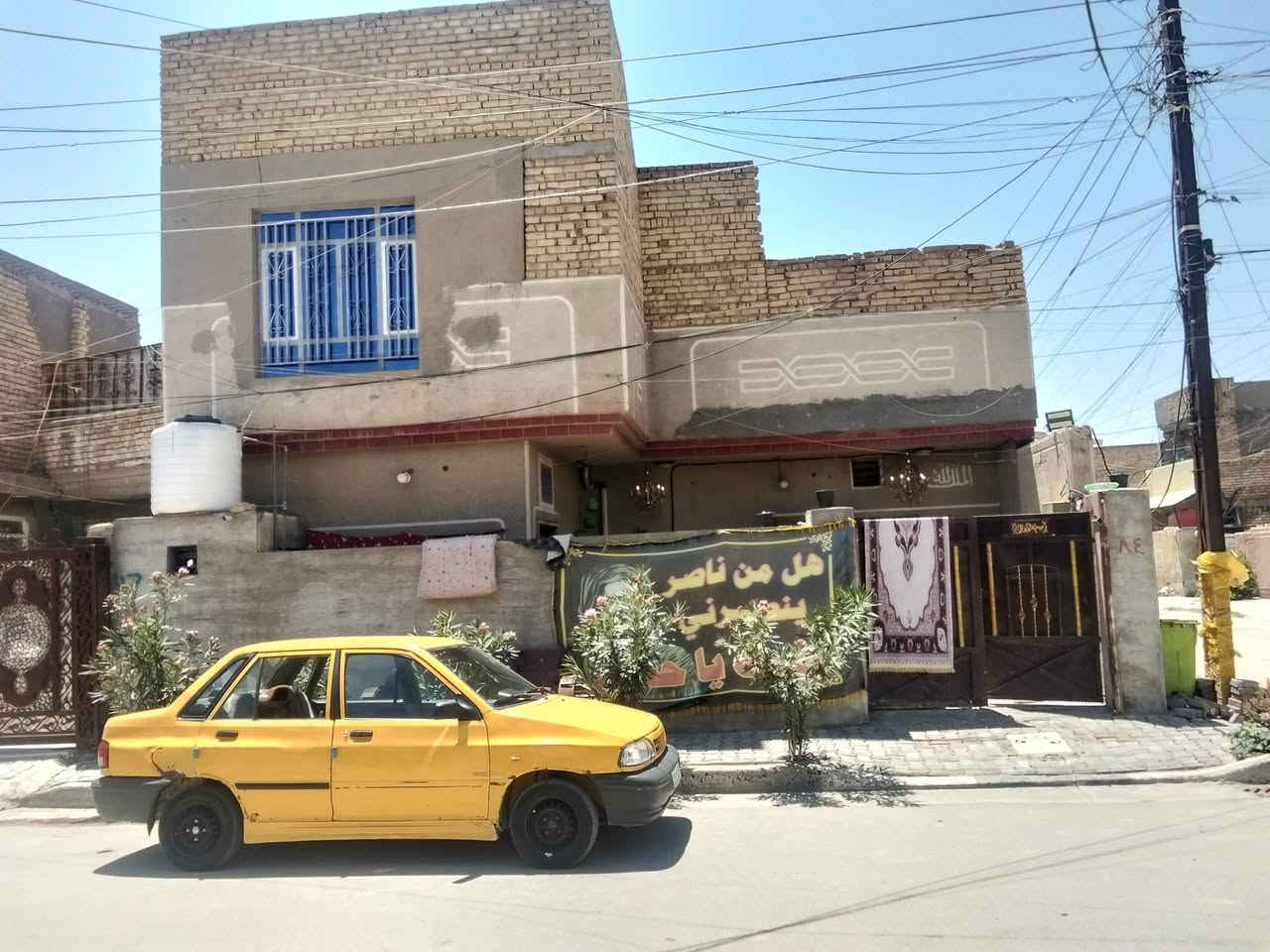 السلام عليكم حبايب بيت مساحة 110م ركن مربع منطقت الحسينية شارع الخدمات قرب المستشفى التركي +المدرسة الايرانية الطابق الارضي متكون من (غرفتين +مطبخ+ترك+حمام داخلي وحمام خارجي +استقبال )الطابق الثاني متكون من (غرفتين ومساحت السطح واسعة)ماء كهرباء خير من الله للمزيد من المعلومات والاستفسار يرجعو التواصل خاص او عبر الارقام التالي 
(***********)
(***********)
