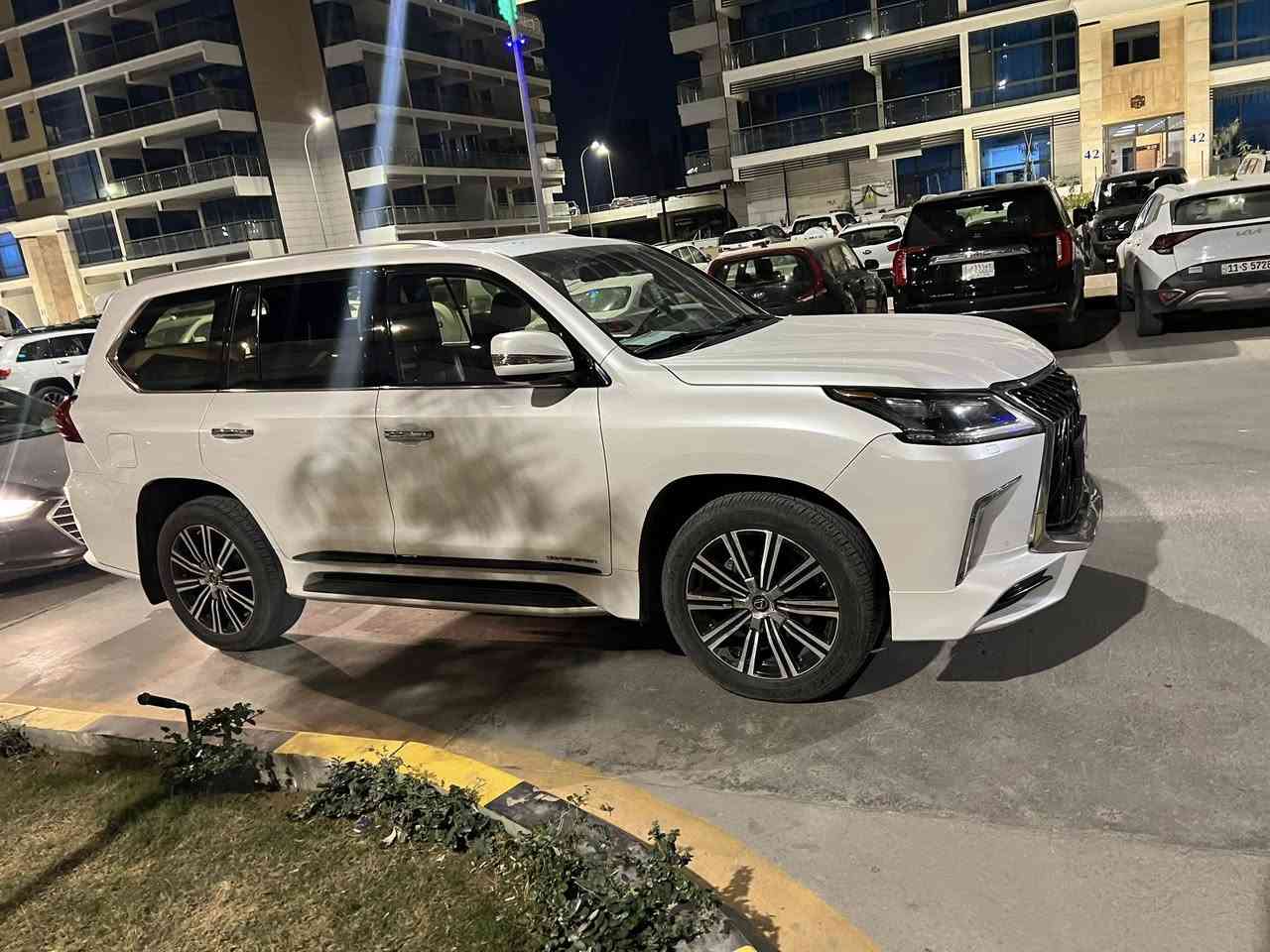 السلام عليكم لكزز موديل ١٨ كويتي ماشيه ٨٤٠٠٠ الف ***********سعر 70  بارد صبع
