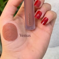 حمر فارمسي • قلم شفة سائل • ثبات عالي