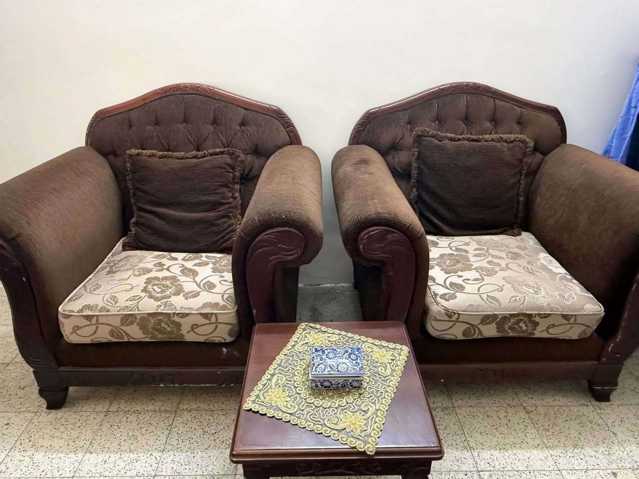 تخم قنفات خشب صاج اصلي
بحالة جيدة جدا
عشرة مقاعد 

قنفات اثنين ثلاث مقاعد
قنفة مقعدين
مع كرسيين 

واربع طبلات وميز وسطي


**إذا كنت صاحب هذا الإعلان وتريد حذفه لأي سبب، رجاءا أرسل رسالة إلى الدعم الفني**