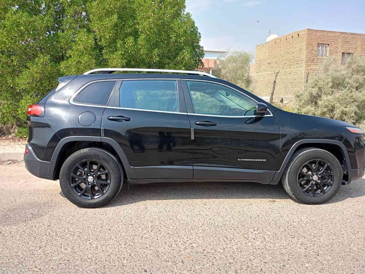 السلام عليكم جيب بزون موديل 2017 
فول مواصفات 
تقريرها مياه فيضانات تعمل وتسير
وبيها حادث ثاني اثر شخوط جاملغ مصبوغ وقبق جنطه تحويل مباشر بسمي رقم بصره الجديد ويوجد فيها سونار السعر 125 وبيها مجال قليل الهاتف ***********
بيه واتساب عمارة, ميسان
