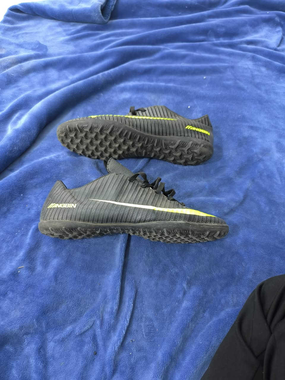 السلام عليكم احذيه رياضيه محبب اصلي شرط النظافه العدد /39 
جمله فقط سعر الزوج 15 نهايتهن عله فحص الاتصال  *********** او واتساب
