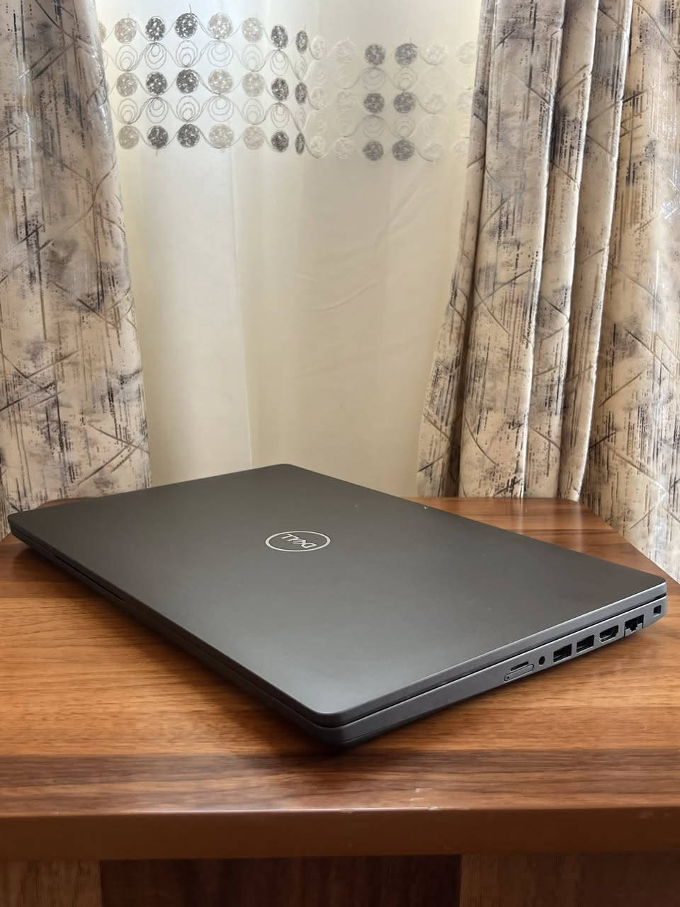 لابتوب DELL معالج حديث وشاشة 15.6
للبيع. 

اللابتوب جدا نضيف وادائة قوي ومواصفاته جدا عالية يفيد الي عنده دراسة او العاب او 
تصميم او غيرها من الاستعمالات.

اللابتوب مفول مواصفات وبي هواي تفاصيل
بصمة اصبع مدمجة بزر التشغيل
غالق كامرة سلايد  
الكيبورد ضوئي 
ارقام اضافية بجانب الكيبورد 

المواصفات :
المعالج intel cori 5
الجيل : الثامن
كرت الشاشة : intel UHD GRAPHICS
الرام : 8GB DDR4
الذاكرة ( الهارد ) : SSD 256 GB M.2
الشاشة : حجم 15.6 دقتها والألوان واضحة وتشغل 4K بالمشاهدة ضد التوهج ips فدشي كلش راقي.

المميزات:
شاشة 15.6 
بصمة اصبع مدمجة بزر التشغيل
ارقام اضافية بجانب الكيبورد 
كيبورد ضوئي تكدر تتحكم ب الدرجات مالتة
منصب عليه وندوز 11 برو مفعل مدى الحياة.
منصب عليه اوفس مفعل مدى الحياة .
كيبورد ميكانيكي عربي انكليزي ليزري .
كامرة امامية جدا واضحه. 
سماعات ستيريو
بطارية اللابتوب ليثيوم تطول وياك بالاستعمال المكثف اقل شي 4 ساعات
المنافذ :
منفذ التايب سي للبيانات
منفذ HDMI
منافذ USB ومنفذ Aux
منفذ LAN 
وغيرهن بعد .

الملحقات :
ملحقاتها كله كاملة وجديدة.
شاحنة اللابتوب الاصلية .
جنطة اللابتوب ماركة اصلية وبعدهي جديدة مامستعمله ابدا.

اللابتوب كلش نضيف ومواصفاته قوية وتصميمه سلم ومرتب .
ومابي أي نقص كيبورد سماعات انترنت شاشة كامرة كله شغال وممتاز ومابي اي نقص من اي ناحية.

السعر : 295 الف وبي مجال قليل .
مكاني النجف 
واليريدة توصيل هم موجود ان شاء الله

*********** بي واتساب

(لابتوب DELL جيل حديث حسابة لابتوبات للبيع النجف بغداد الموصل البصرة)
