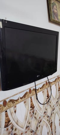 شاشه LG حجم ٣٢ شغاله مابيها شخط بدون نت مع ستلايت وريمونت السعر ٦٠ وبي...