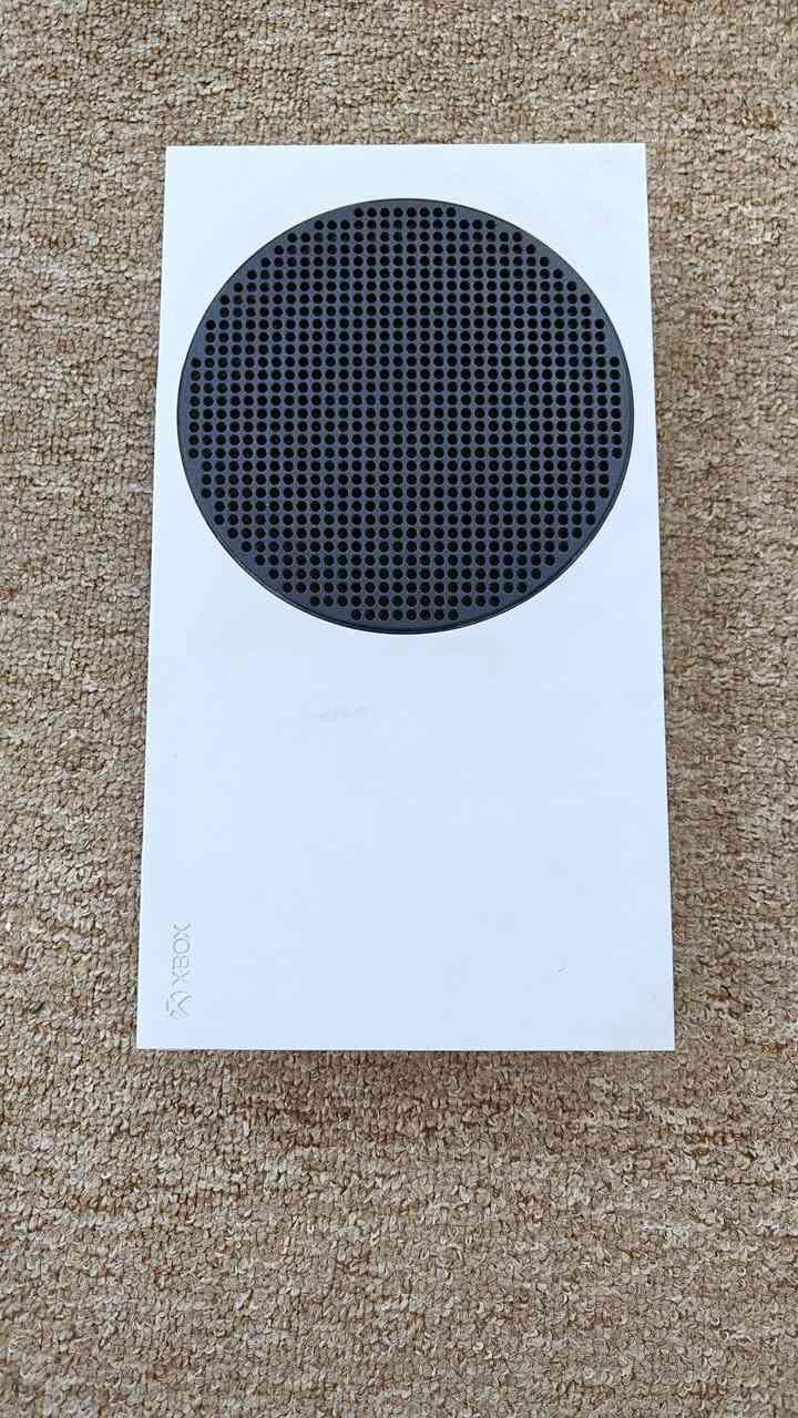 سلا​ عليكم جهاز: Xbox Series S، النسخة البيضاء (512GB SSD)، سريع جداً بالألعاب ونظيف 100%..
​الملحقات: يدة التحكم الأصلية + قاعدة شحن DOBE مع 4 بطاريات شحن (تنسى موضوع شراء البطاريات).
​يو بي اس (UPS): ماركة WB Power سعة 1500VA، يحمي الجهاز من انقطاع الكهرباء وتذبذبها ويشغله فترة طويلة.
​الوايرات: كاملة وأصلية (HDMI وواير الباور).
​الحالة: الجهاز أخو الجديد، استخدامه جداً بسيط 
السعر: 375,000 دينار (قابل للتفاوض البسيط)
المكان: الديوانية / غماس
للتواصل: *********** أو مراسلة
