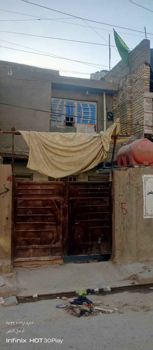 السلام عليكم.
بيت 100متر.  طابقين  بلوك.  شارع تبليط 
 
3 نوم. +صحيات ، مطبخ ، واستقبال 

خدمات كاملة مجاري مي كهرباء مدارس البيت 
بناء قديم. 
الموقع  البلديات الصحفين قرب اسواق يونس 
الستفسار. ***********
