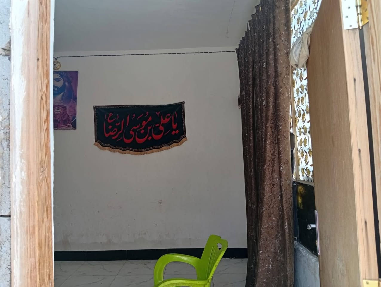 بيت للبيع  100متر مربع غرفتين وصاله واستقبال ومطباخ وتخاريج مولد وطني ذهبي بنيان جديد شارع القوسي حي الحسن 200متره عن الشارع اوراقه بل الطابو بيه ميزانيه كهرباء  بيه تانكي وسخان اتصل وخادم ***********
