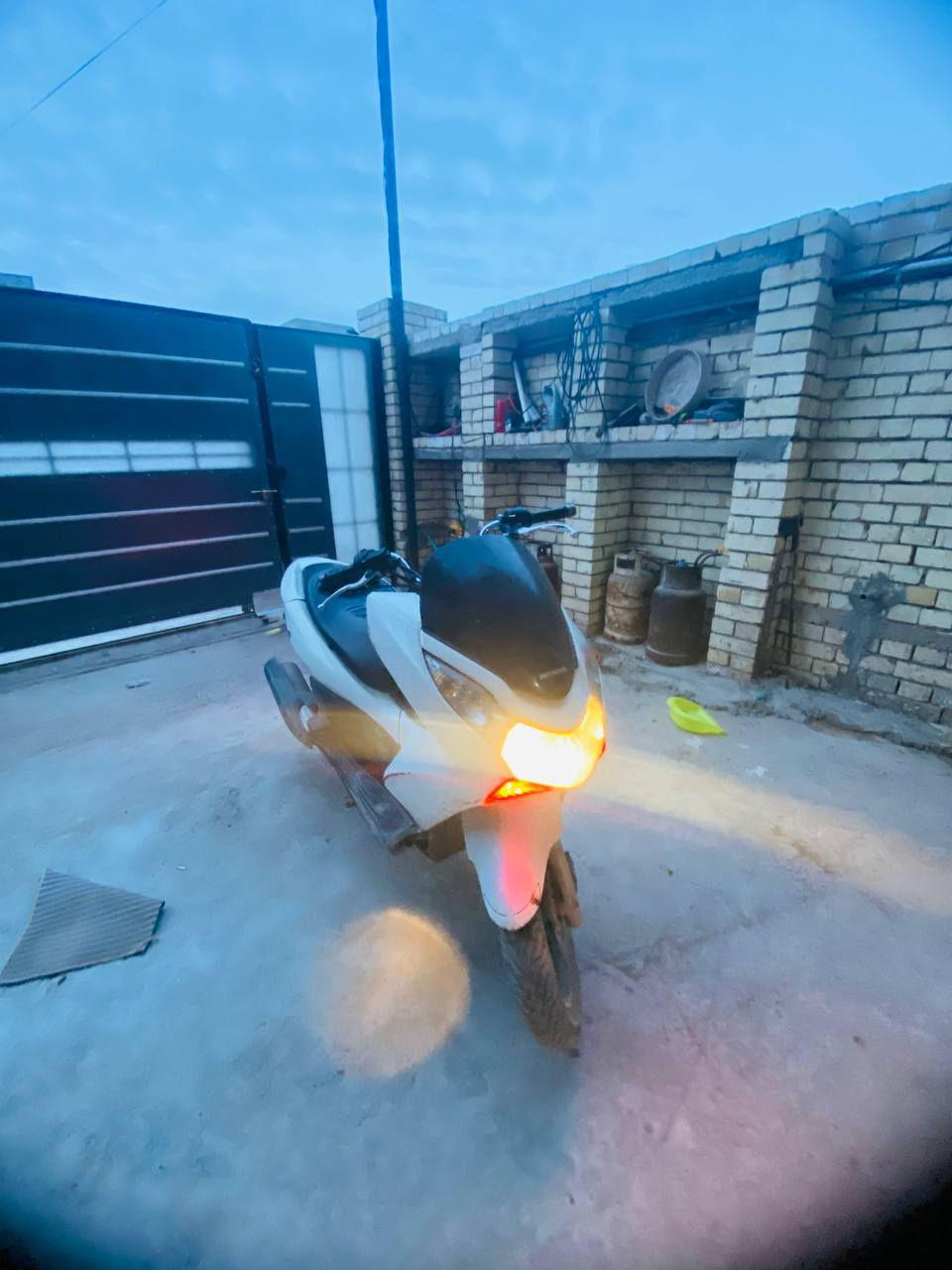 السلام عليكم دراجه pcx جيل اول ياباني JF الدراجه مكفوله كفر بلادي و مكينه ما مفتوحه توديه للفيتر ال يعجبك شلعه معدل نعومه تخبل الدراجه جديد بيه كم ملاحضه بيه بس تريشه نقص و الصندوق مكسور بس رقمي ***********  مكاني ديالى بعقوبه سعره بواحد و ميه و خمسين بيه مجال بصيط لله وكيك بسعر عدله 🖤
