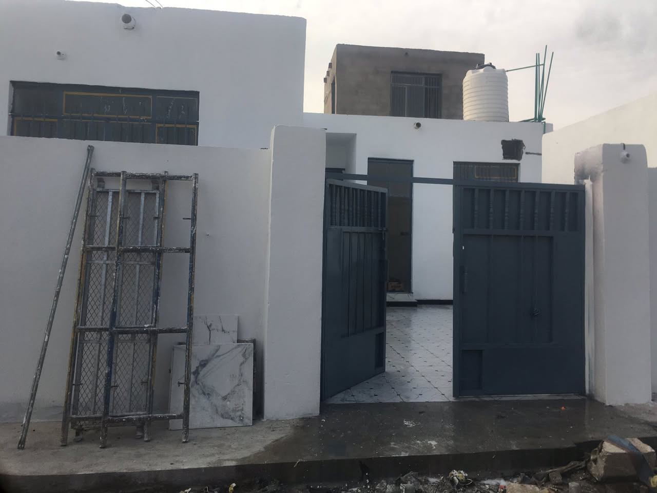 بيت للبيع حي الشهداء بشارع باسم الحلاق بل زراعي مساحه 200متر  اتصال ***********/ ***********
