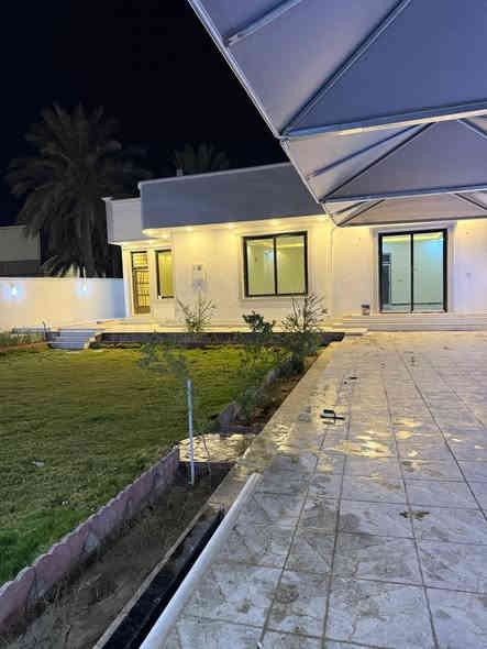 ✨🏡 دار للبيع (تجاري أو سكني) 🏡✨
━━━━━━━━━━━━━━━━━━
📜 الملكية: طابو زراعي – سند 25 – باسم المالك (تحويل خلال 20 يوم)
📏 المساحة الكلية خارج محرم السريع: 500 م
📏 المساحة الكلية مع المحرم: 1000 م
📏 مساحة البناء: 200 م
📍 الموقع: بابل – الحلة – سنتر على شارع النيل الجديد (حلة / نيل) 
━━━━━━━━━━━━━━━━━━
🏠 مكونات الدار:
1️⃣ غرفة نوم (5×4)
2️⃣ غرفة نوم (4×6)
3️⃣ هول (5×4)
4️⃣ مطبخ (3×4)
5️⃣ مجمع صحيات داخلي
6️⃣ استقبال معزول (4.5×9)
7️⃣ مجمع صحيات خارجي كامل
8️⃣ حديقة داخلية (130 م)
9️⃣ كراج داخلي (4×15) + كراج خارجي
🔟 مضلات نظام قطري عدد (3)
🌿 حديقة خارجية
🌤️ مناور محيطة بالدار بعرض 2.5 م
━━━━━━━━━━━━━━━━━━
⚙️ الخدمات:

موقع مميز جدًا (سنتر على سريع النيل الجديد)

تبليط لباب الدار

ماء سقي (ماء شط) + ماء إسالة

كهرباء ثري فيز

منظومة طاقة شمسية تعمل 24 ساعة
━━━━━━━━━━━━━━━━━━
💰 السعر: 365 مليون قابل للتفاوض
━━━━━━━━━━━━━━━━━━
📞 للاستفسار والاتصال:
***********
***********
*********** (المهندس أمير الحسناوي)
━━━━━━━━━━━━━━━━━━
#مكتب_عقارات_أبراج_بابل 🏗️
📍 موقع المكتب: بابل – حي الجزائر – مقابل الجسر الدولي
