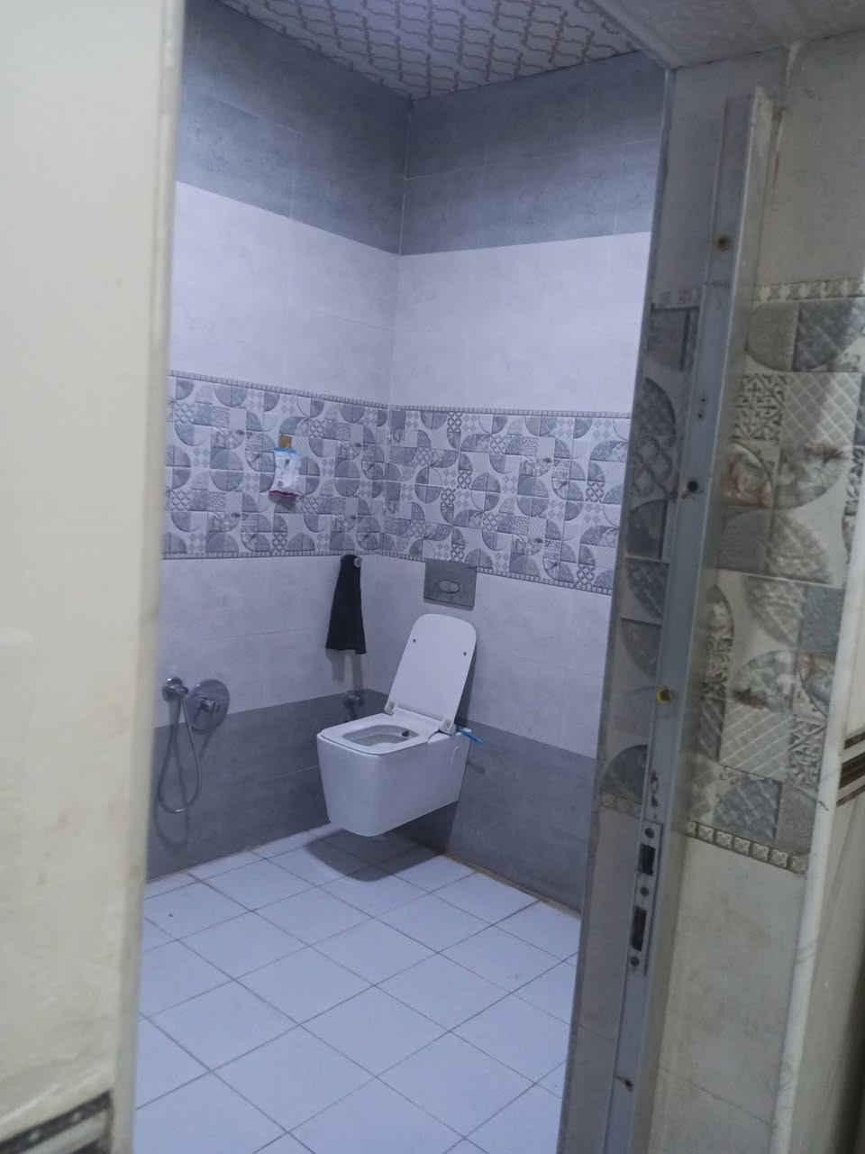 بيت 200 متر  قاط ونص
القاط الاول استقبال 6*4
 ومطبخ حار بارد الحار 5*4
وصالات 2 وحده 8*4 ونص
والصاله الصغيره 4*2ونص 
  وغرفتين كل وحده  5*4 
والحمام  2ونص *2ونص 
والقاط الثاني  
غرفتين 5*4
وصالتين وحده 7*4ونص
والثانيه 4*2ونص 
والحمام 4ونص *2ونص 
ماء نضام بطاريه نزال انج ونص  الحديث  2 كيزرات 
شبابيك حديث. بلاستك وحديد 
بيه نضام الارضه شغل 
كادر  من بابل 
ونضام تسليك بوري غاز للمطبخ والترك للتنور
العنوان حي الشهداء ثاني فرع على الحديقة العامه  مقابل الجمعيات
للاتصال  
*********** ابو علي
