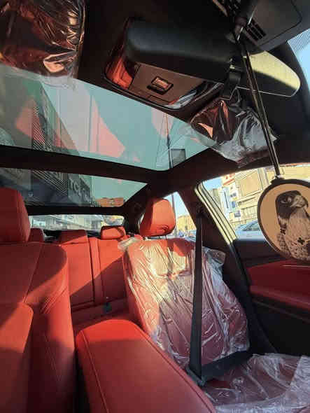 السلام عليكم كامري 2025 للبيع 
الموديل: 2025 (أحدث سنة).
• المنشأ: وارد صيني (بمواصفات مميزة ورياضية).
• المحرك: نظام هايبرد (Hybrid) يعني اقتصادية حيل بالبنزين، تمشيك مسافات طويلة بأقل تكلفة.
• المسافة المقطوعة: فقط 800 كيلومتر (استخدام بسيط جداً للتنقلات التجريبية).
• اللون الخارجي: أبيض لؤلؤي.
• الداخل: جلد أحمر سبورتي مميز (مثل ما مبين بالصور)، سقف بانوراما يفتح.
• الحالة: زيرو، لا صبغ ولا حوادث ولا خدوش، السيارة جديدة بالكامل.
• المواصفات الإضافية: شاشة عرض كبيرة، كاميرات 360 درجة، أنظمة أمان متقدمة، وكل مواصفات الفل الكامل
التواصل ***********
