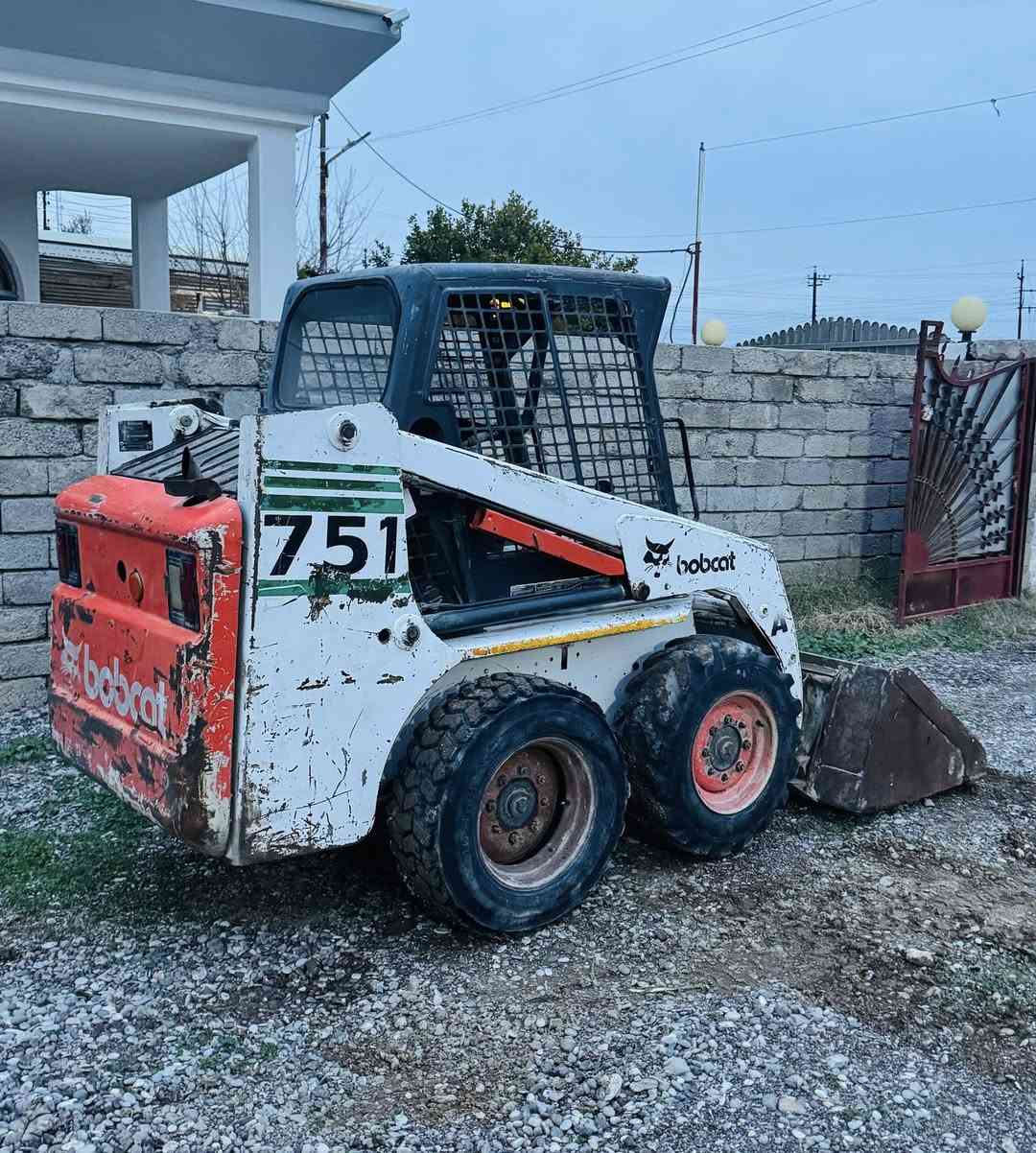 بوبكات للبيع موديل2000 منفيست  مشتغل 7000ساعه مكينه نضيف ما مفتوح سعر مناسب مكانه  موصل 
***********
***********
