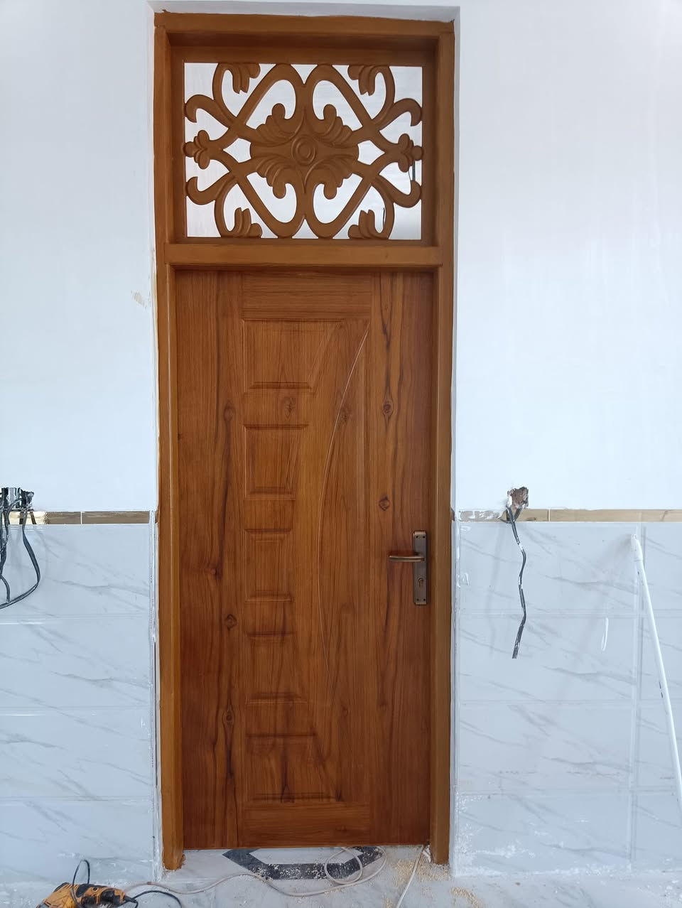 تم بعون الله تعالى شد ابواب 
خشب في منطقةالبوبالي النقش والون حسب الطلب ***********
