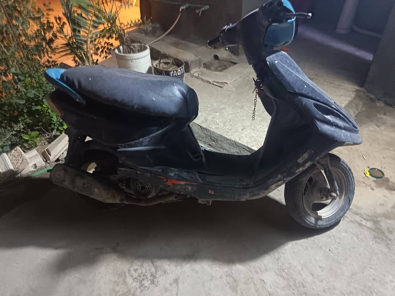 السلام عليكم  للبيع دراجه يحتاجله هندر واير بانزين فقط الدراجه شغاله عنوان الزبير شارع  المكصب *********** السعر ٢٢٥ وبيه مجال
