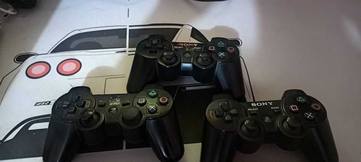 السلام عليكم بلي 3 اللبيع الجهاز كامل ملحقاته يجي وياه ثلاث يدات و هاردين 250g و 160g يجي وياه 44 لعبه قوية الجهاز اخو الجديد مهكر  غير مفتوح  السعر 100 الف اللتواصل *********** 
ماعندي توصيل
